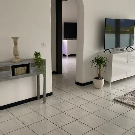 Schone 4.5-zimmerwohnung Mit Sicht Ins Grune Διαμέρισμα